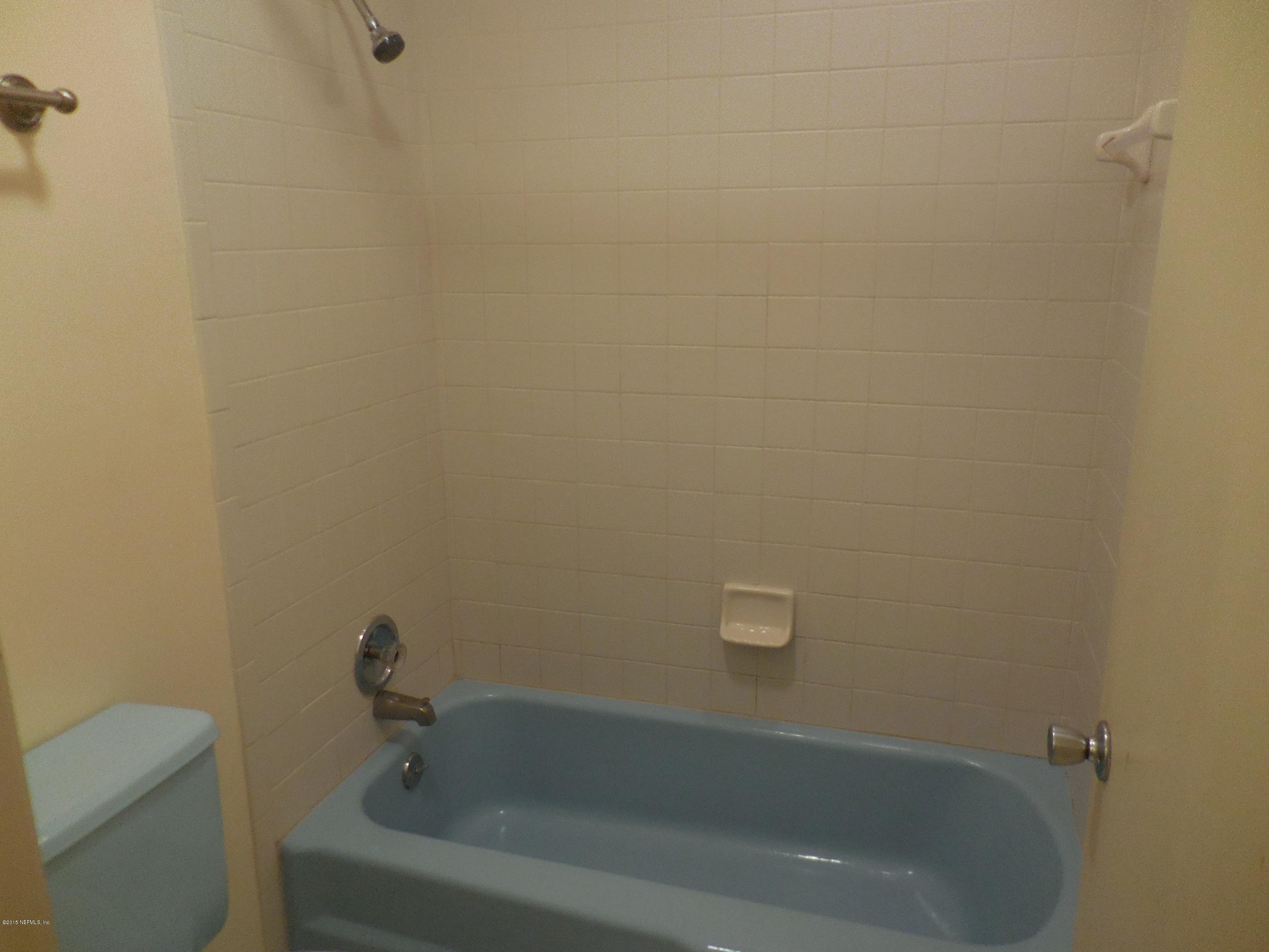 10402 Tulsa Road Jacksonville, FL 32218 - Photo 23 of 34 a bathroom with a bathtub