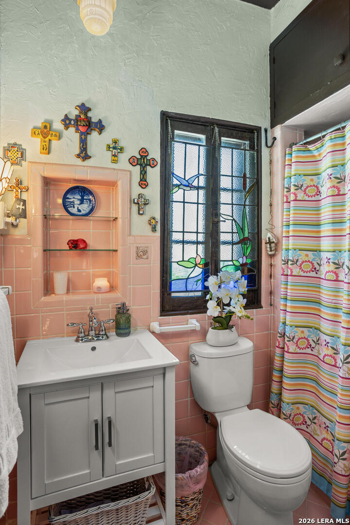 132 Ridge Place Boerne, TX 78006 - Photo 14 of 40 a bathroom with a sink mirror vanity and toilet