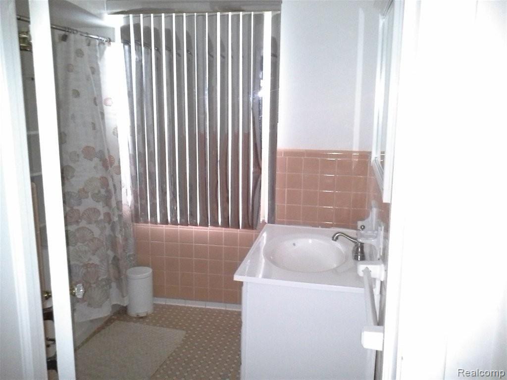 14000 Greenview Road Detroit, MI 48223 - Photo 7 of 8 2nd Floor main bath.jpg