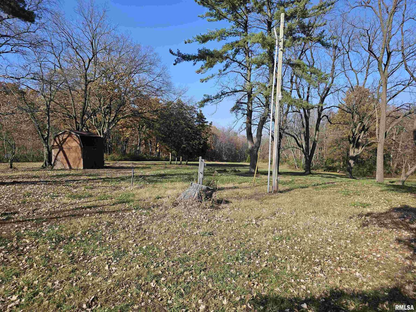 11500 East Idlewood Road Mount Vernon, IL 62864 - Photo 6 of 7 a backyard of a house with lots of green space