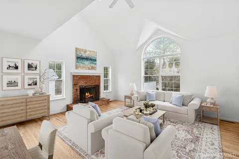 $2,850,000 | 97 Spring Close Highway, East Hampton, NY 11937