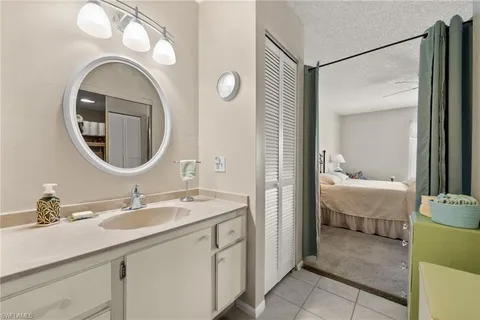 a en suite bathroom with a double vanity sink and a mirror