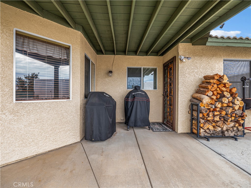 13991 Jicarilla Road Apple Valley, CA 92307 - Photo 35 of 44 a view of entryway with furniture