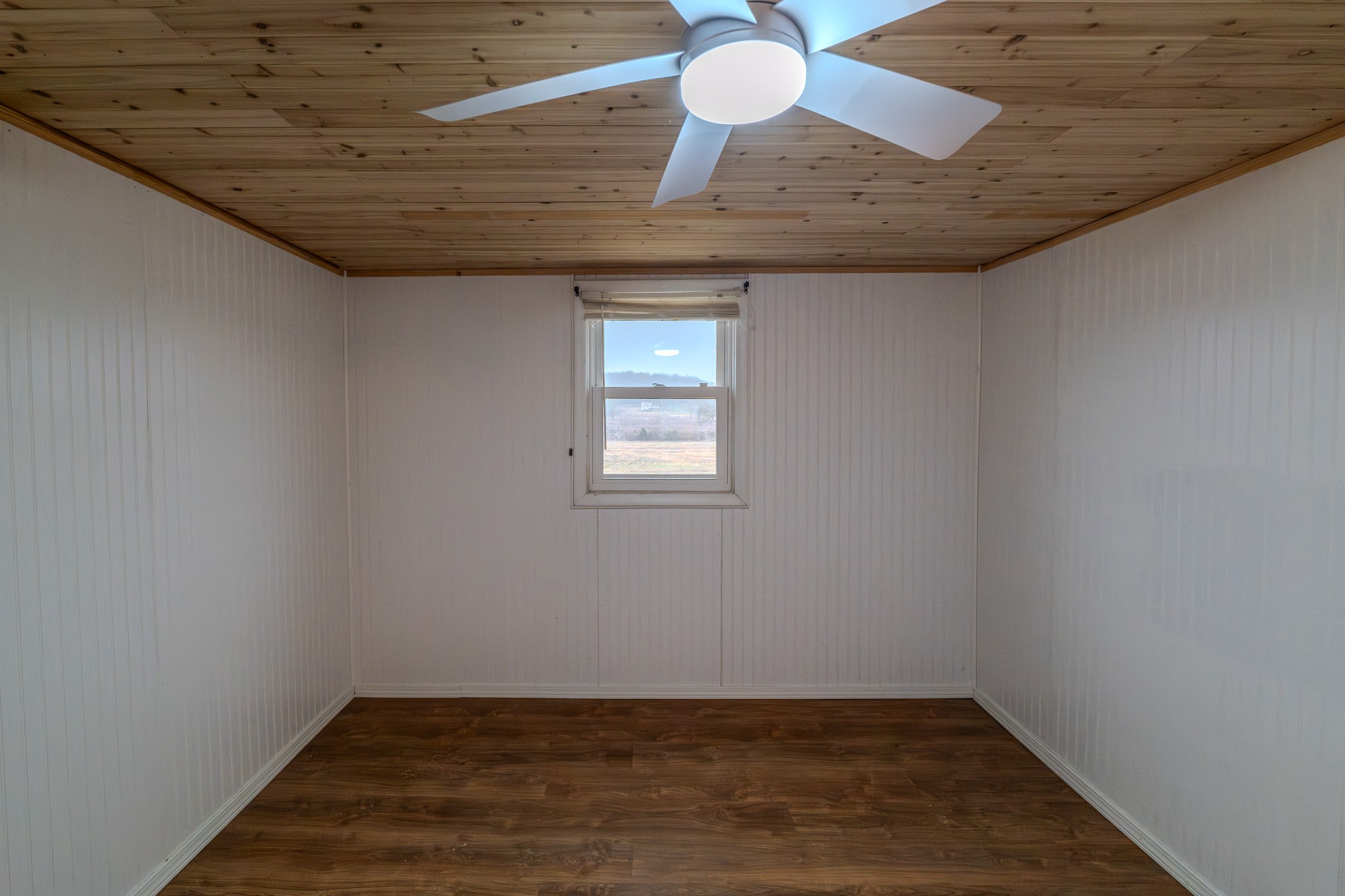 538 Mt Vernon Road Eagleville, TN 37060 - Photo 24 of 34 a view of a hallway with wooden floor