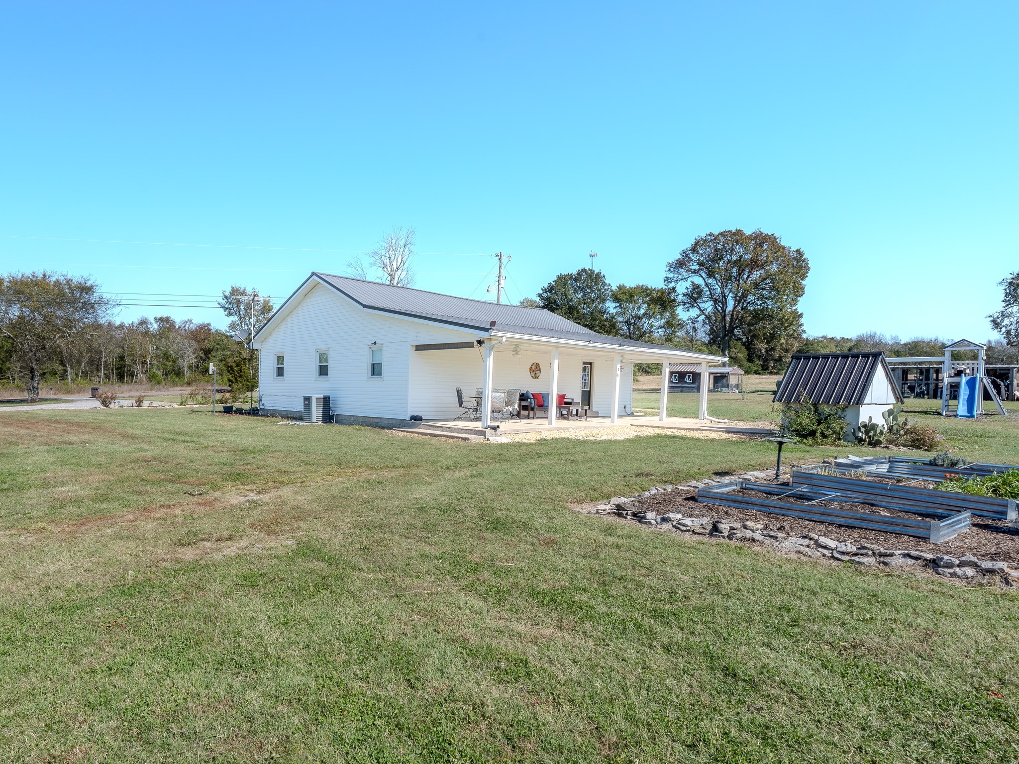 538 Mt Vernon Road Eagleville, TN 37060 - Photo 5 of 34 a front view of a house with a garden