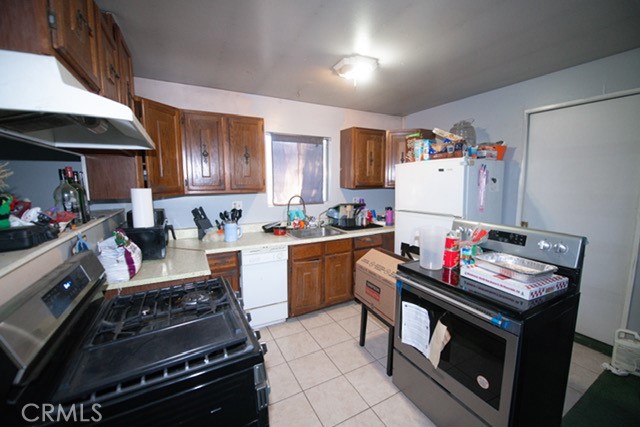 6701 Gaylord Street Riverside, CA 92505 - Photo 23 of 25 a kitchen with a stove and a refrigerator
