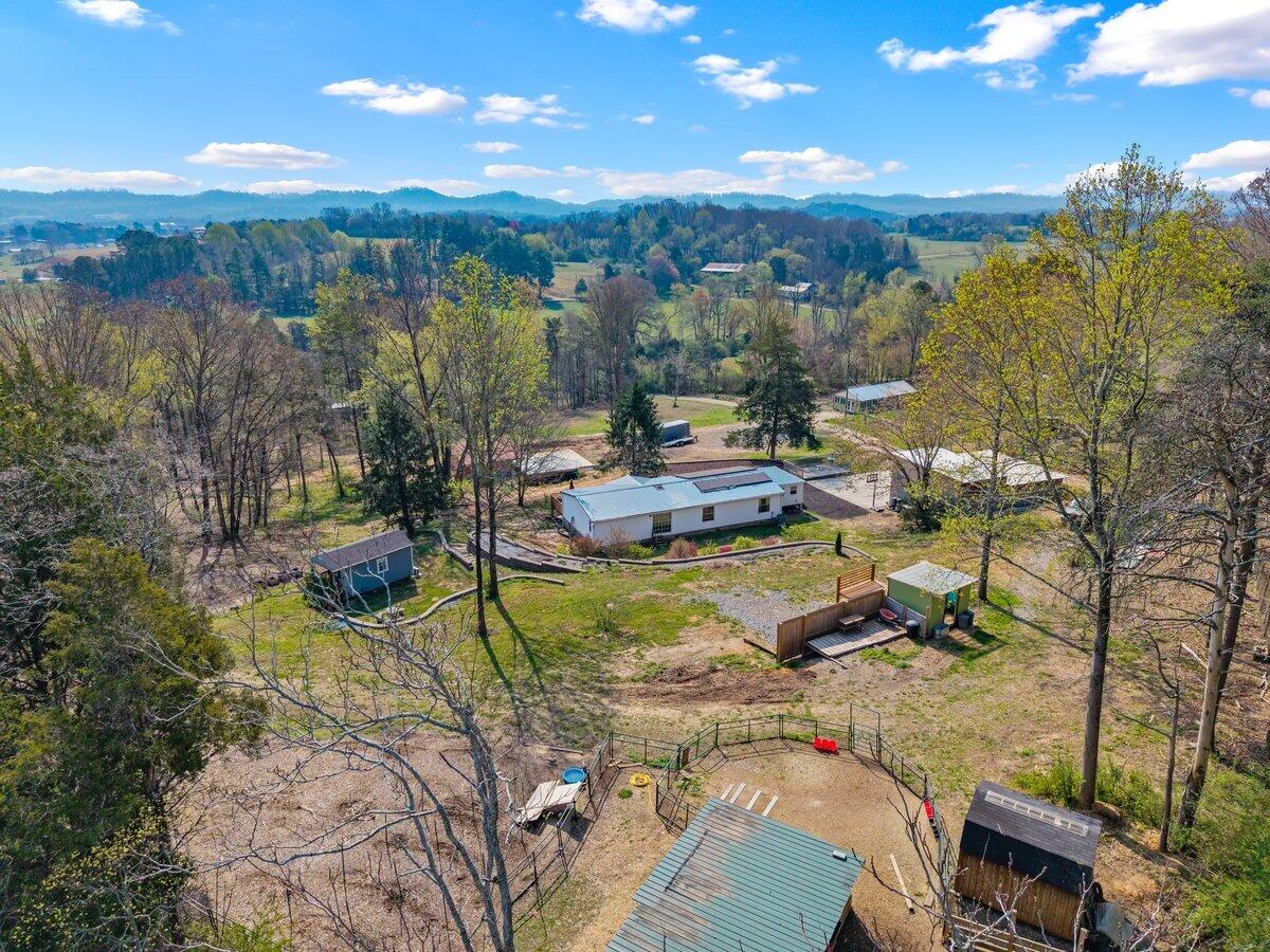 196 Southside Road Sweetwater, TN 37874 - Photo 4 of 48 .