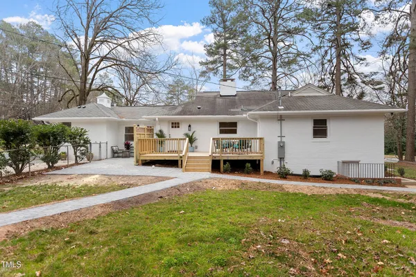 a view of a house with backyard and sitting area