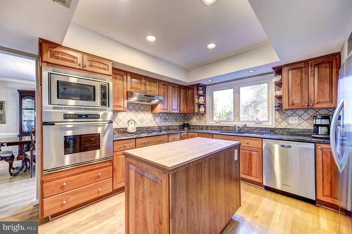 1139 Bandy Run Road Herndon, VA 20170 - Photo 11 of 30 Kitchen ^ Must SEE Virtual Tour Link