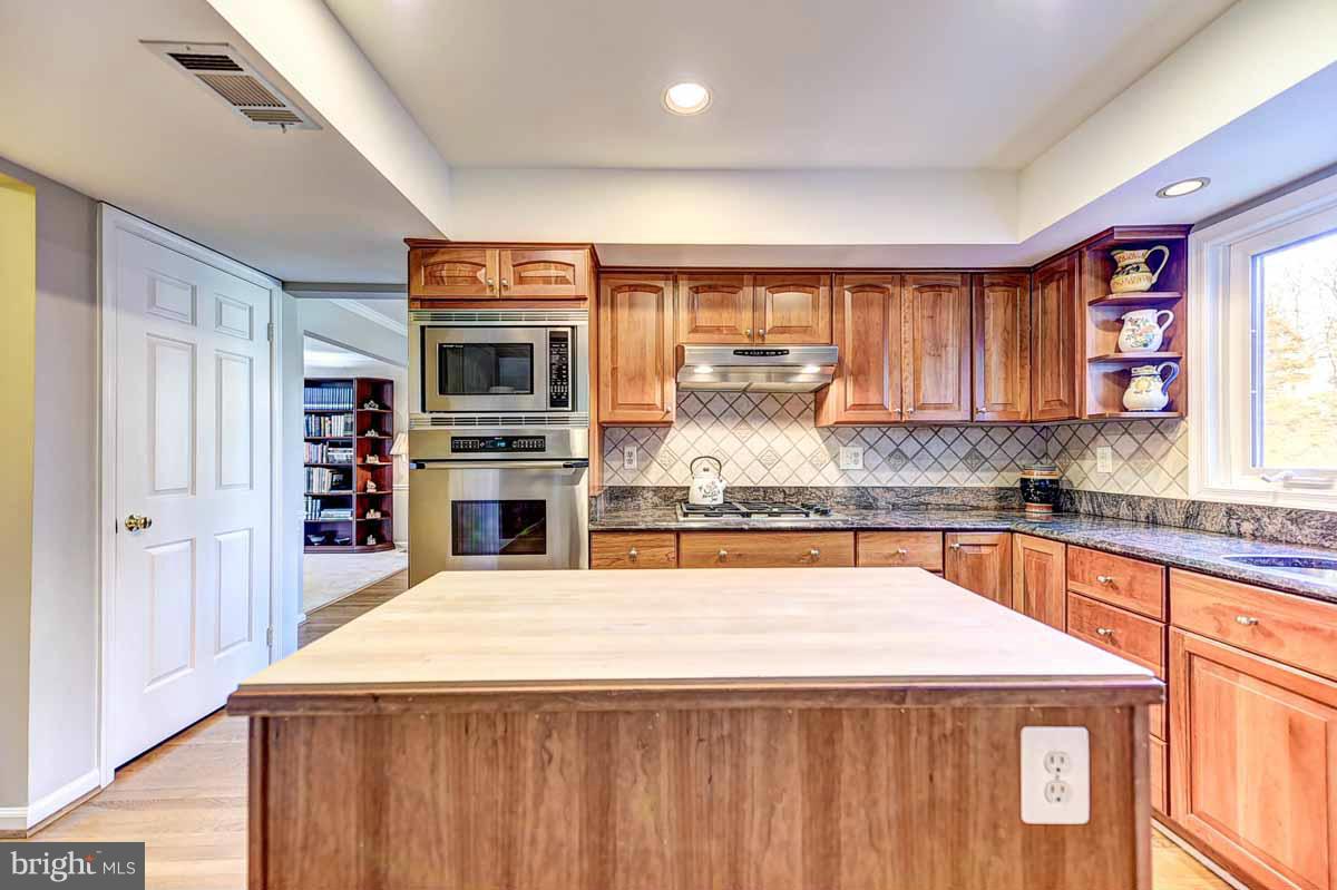 1139 Bandy Run Road Herndon, VA 20170 - Photo 12 of 30 Kitchen ^ Must SEE Virtual Tour Link