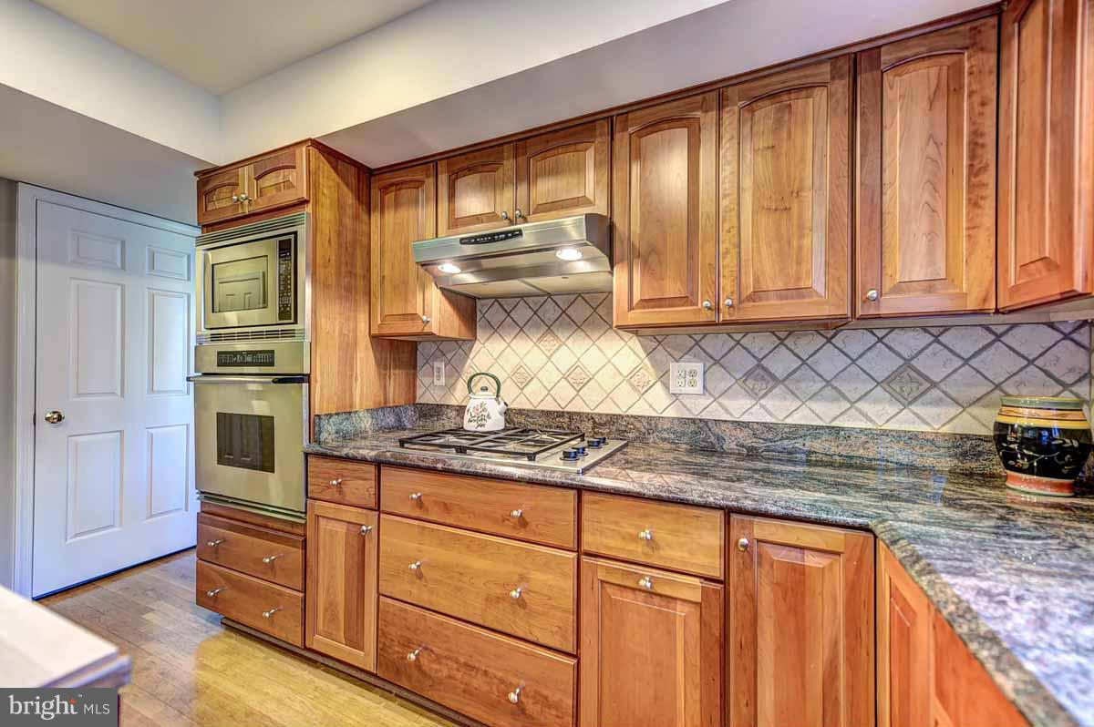 1139 Bandy Run Road Herndon, VA 20170 - Photo 13 of 30 Kitchen ^ Must SEE Virtual Tour Link