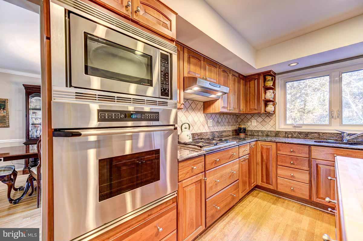 1139 Bandy Run Road Herndon, VA 20170 - Photo 15 of 30 Kitchen ^ Must SEE Virtual Tour Link