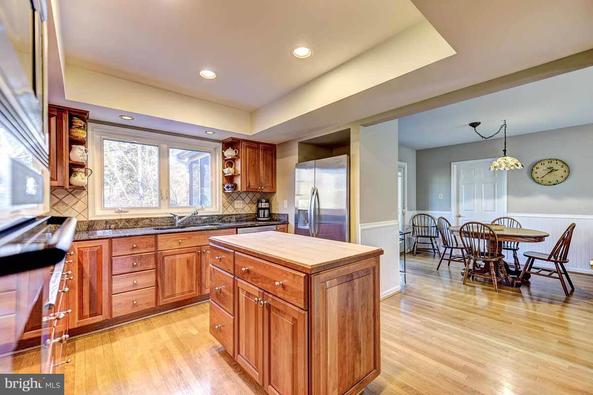 1139 Bandy Run Road Herndon, VA 20170 - Photo 16 of 30 Kitchen ^ Must SEE Virtual Tour Link