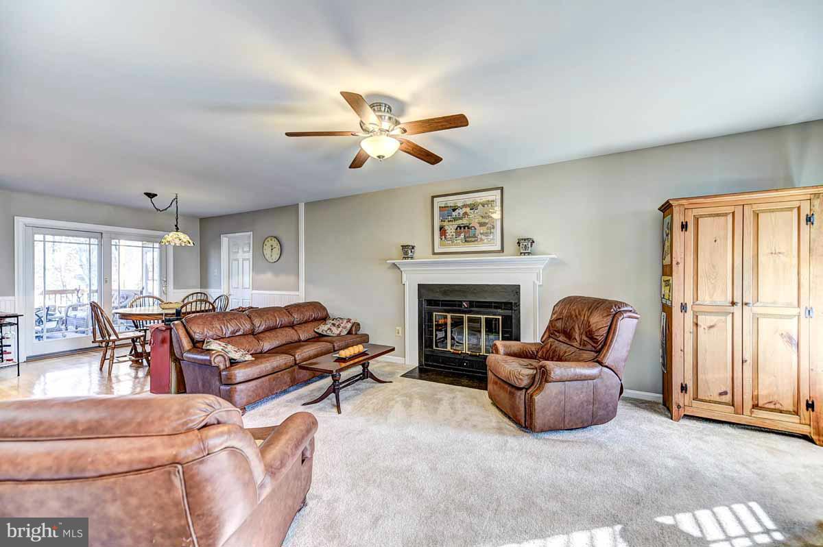 1139 Bandy Run Road Herndon, VA 20170 - Photo 7 of 30 Family Room ^ Must SEE Virtual Tour Link