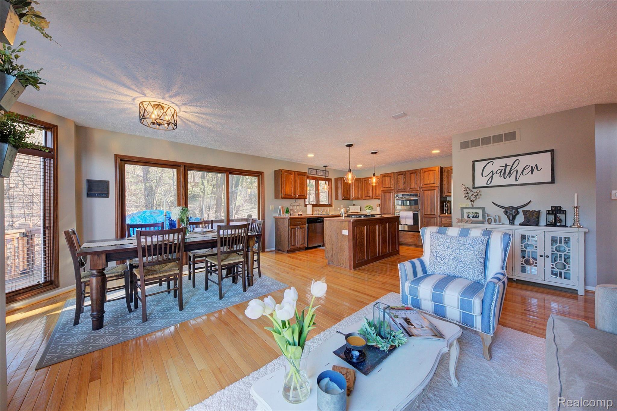 6577 Ridgeview Drive Clarkston, MI 48346 - Photo 19 of 44 21 View into Kitchen.jpg