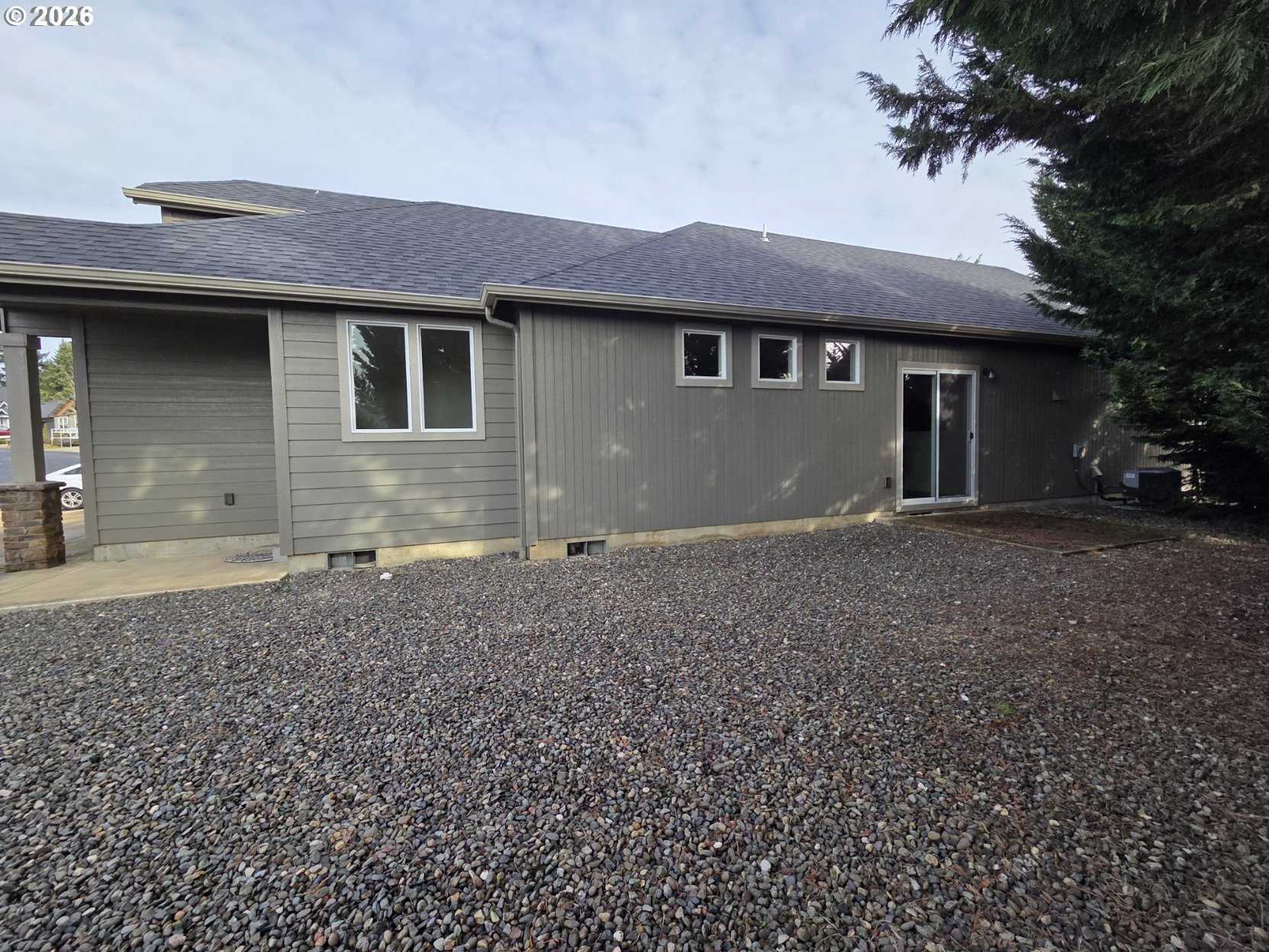 376 Bentgrass Court Sutherlin, OR 97479 - Photo 4 of 17 a front view of a house with a yard