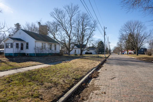 a view of a yard with a house