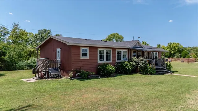 a view of a house with backyard and garden