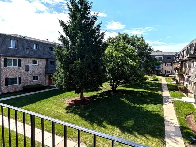 $1,900 | 880 South Plum Grove Road, Unit 210, Palatine, IL 60067
