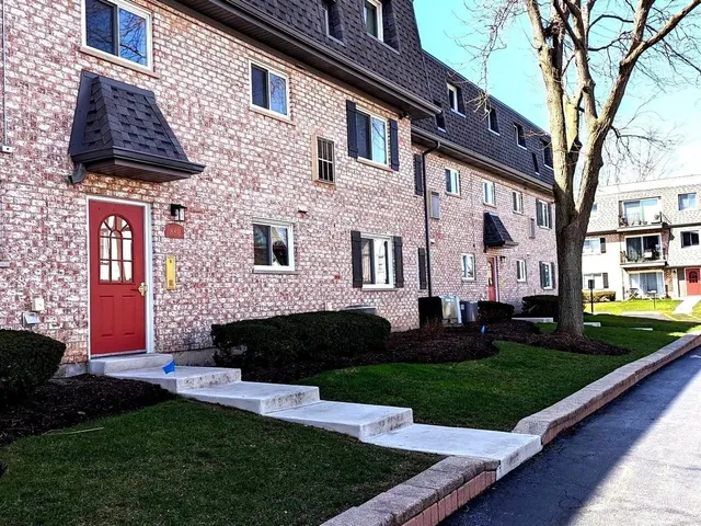 $1,900 | 880 South Plum Grove Road, Unit 210, Palatine, IL 60067
