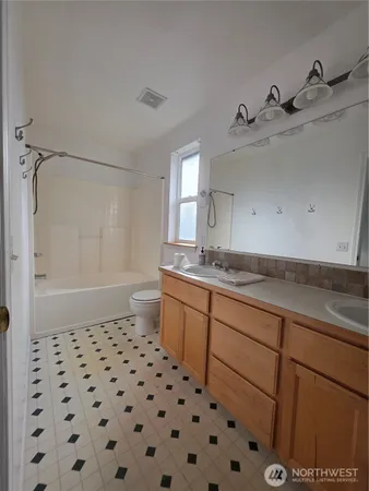 $2,700 | 17611 67th Ave Court East, Puyallup, WA 98375