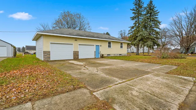 $154,900 | 302 Minnesota Avenue East, Minnesota Lake, MN 56068