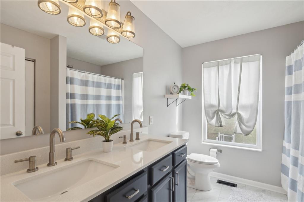 208 Summit Circle Houston, PA 15342 - Photo 18 of 30 Private bathroom for primary bedroom