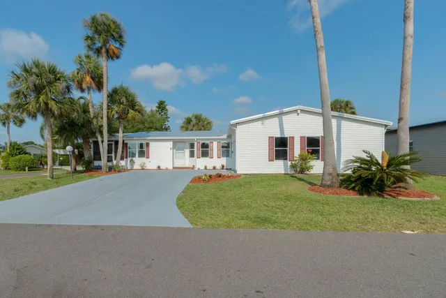 a view of a house with backyard and garden