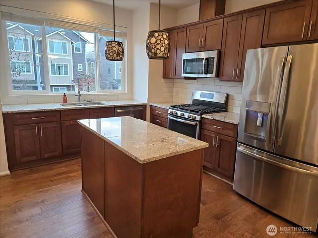 $2,600 | 3337 30th Drive, Everett, WA 98201