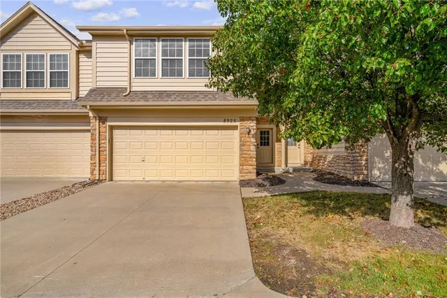 $300,000 | 8925 Inkster, Lenexa, KS 66227
