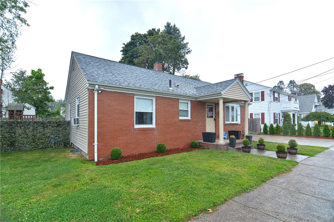 307 Woodhaven Road Pawtucket, RI 02861 - Photo 3 of 48