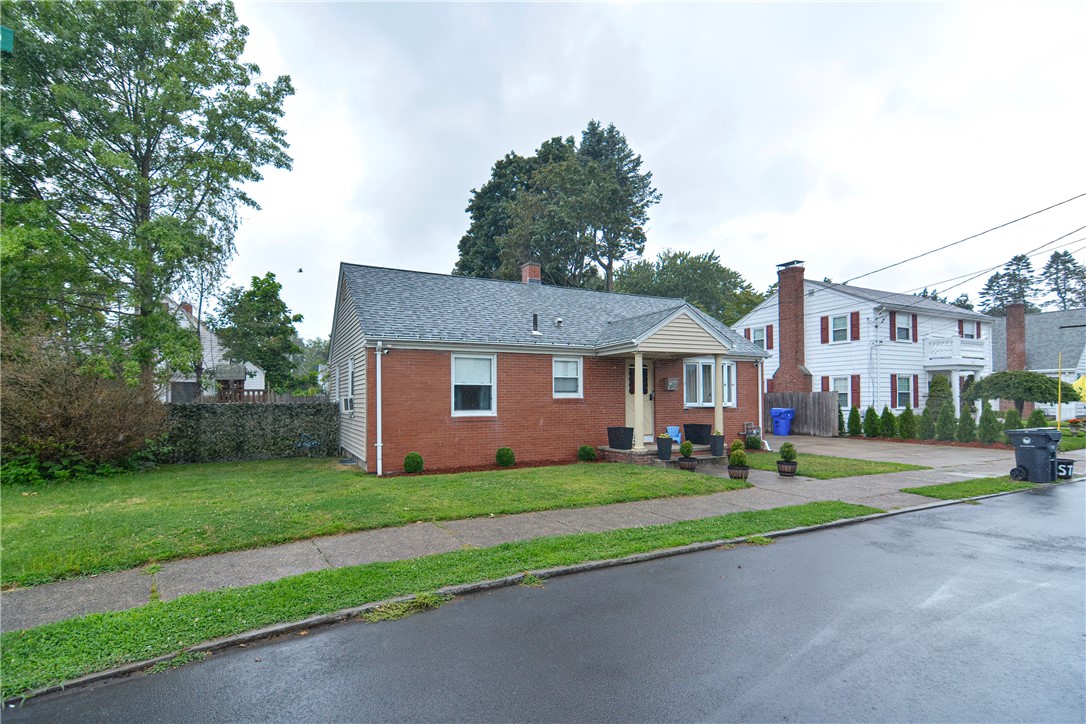307 Woodhaven Road Pawtucket, RI 02861 - Photo 4 of 48