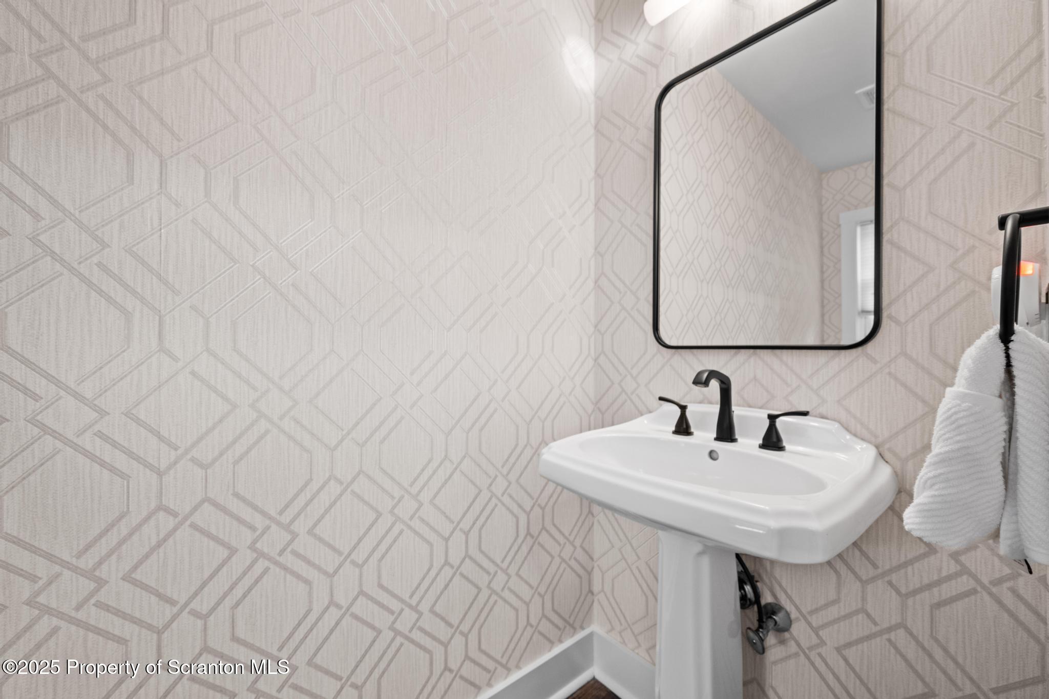 302 Thackeray Cl Moosic, PA 18507 - Photo 17 of 44 DSC_1784