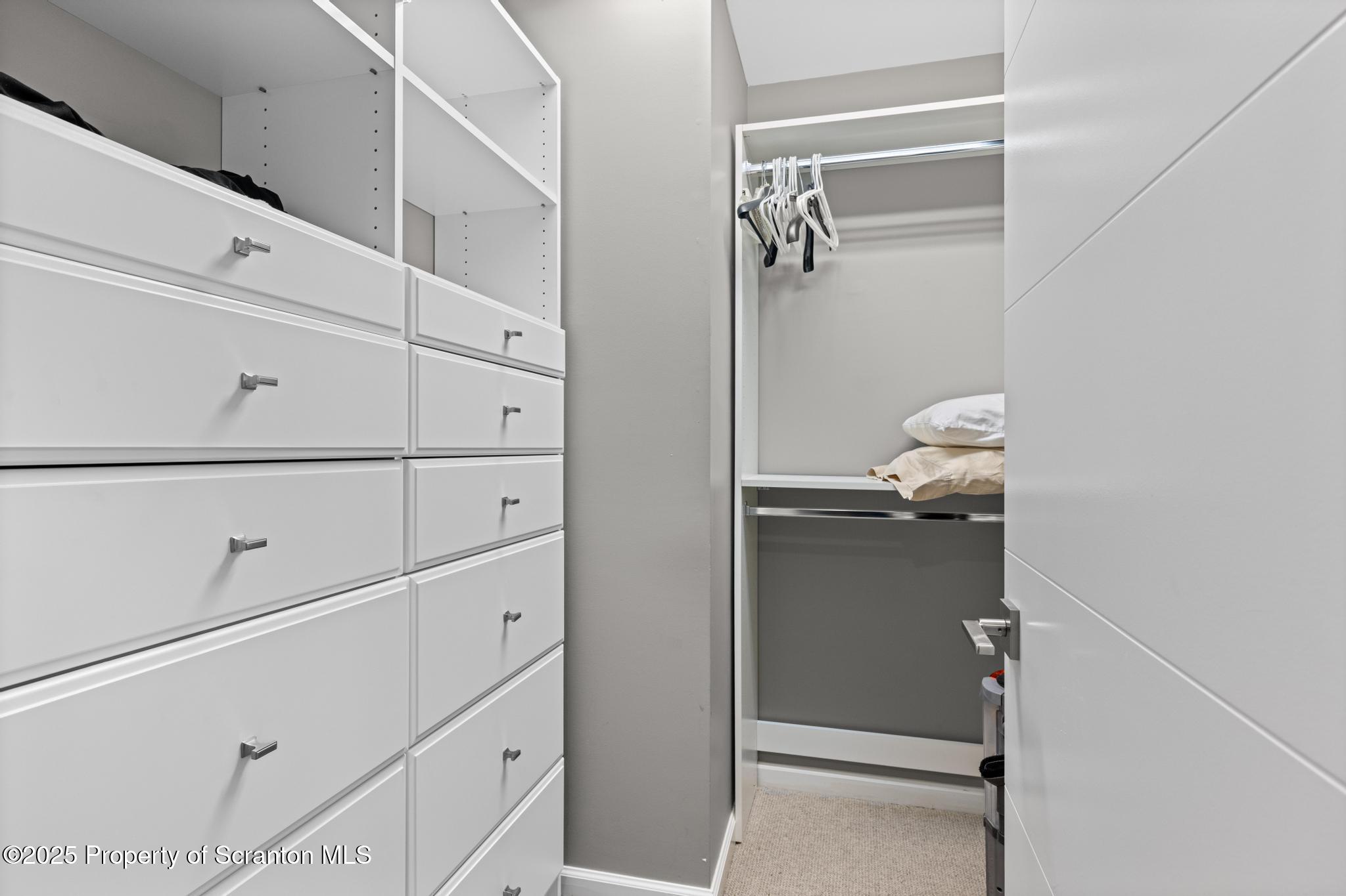 302 Thackeray Cl Moosic, PA 18507 - Photo 22 of 44 DSC_1829