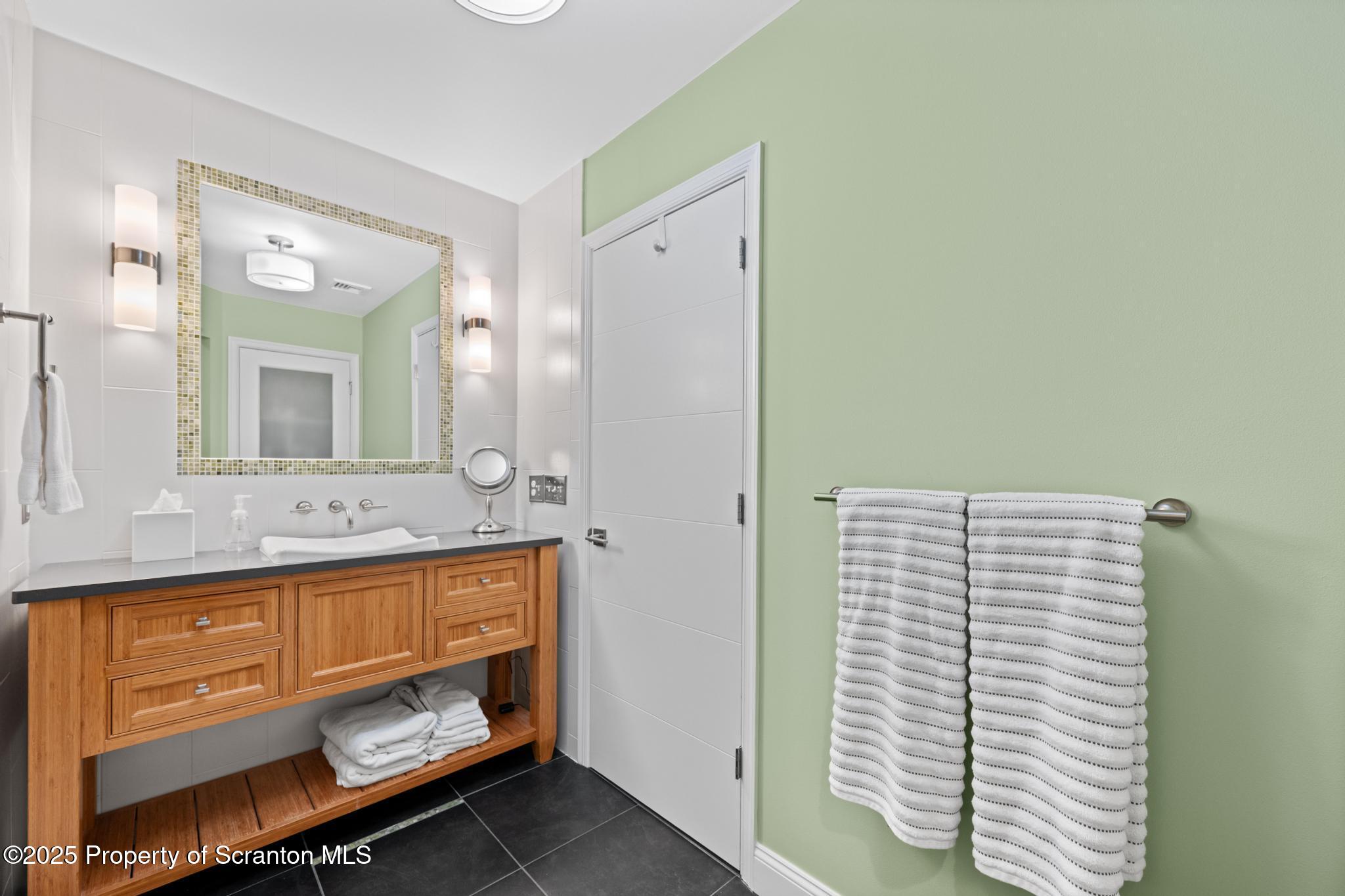 302 Thackeray Cl Moosic, PA 18507 - Photo 24 of 44 DSC_1820