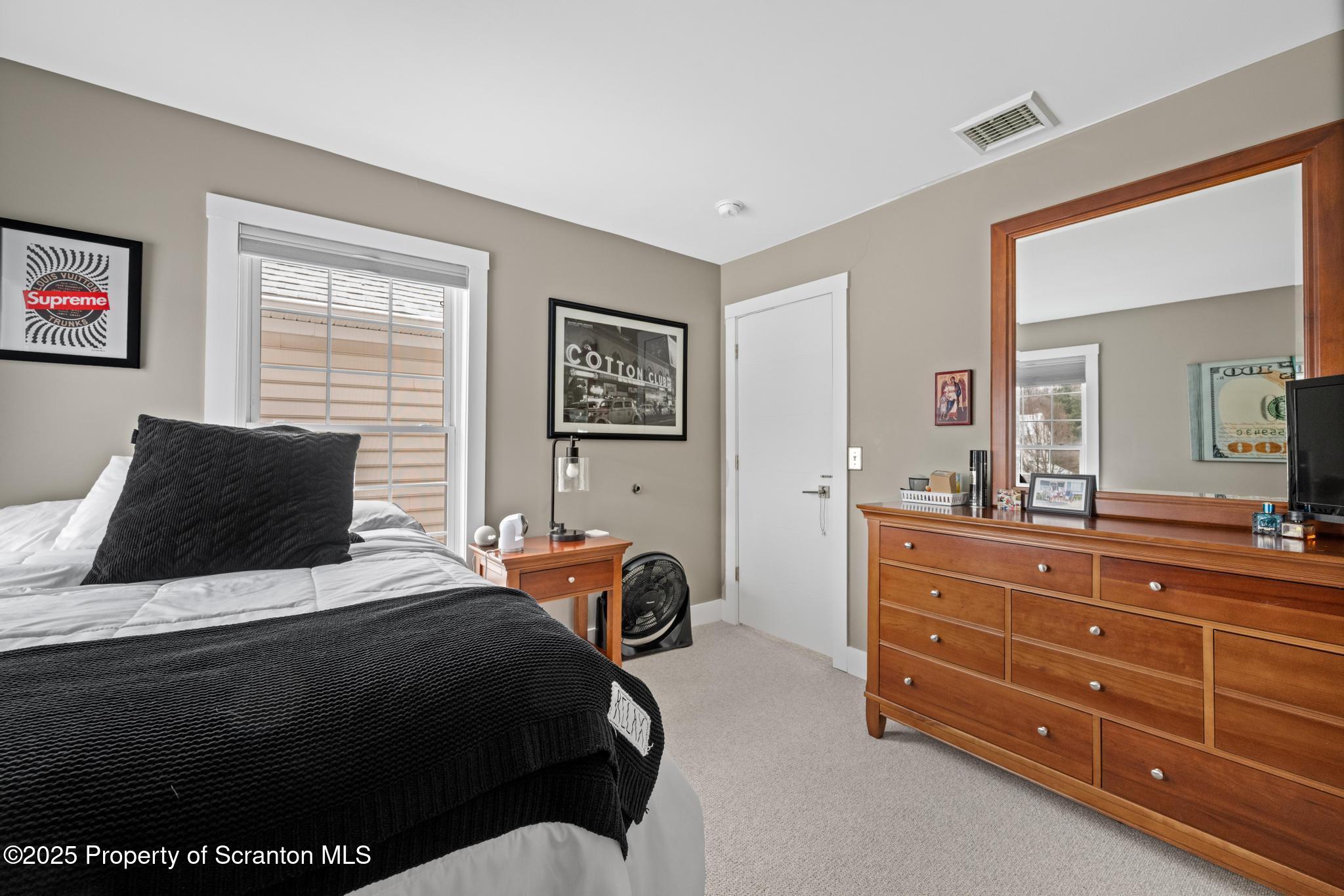 302 Thackeray Cl Moosic, PA 18507 - Photo 27 of 44 DSC_1854