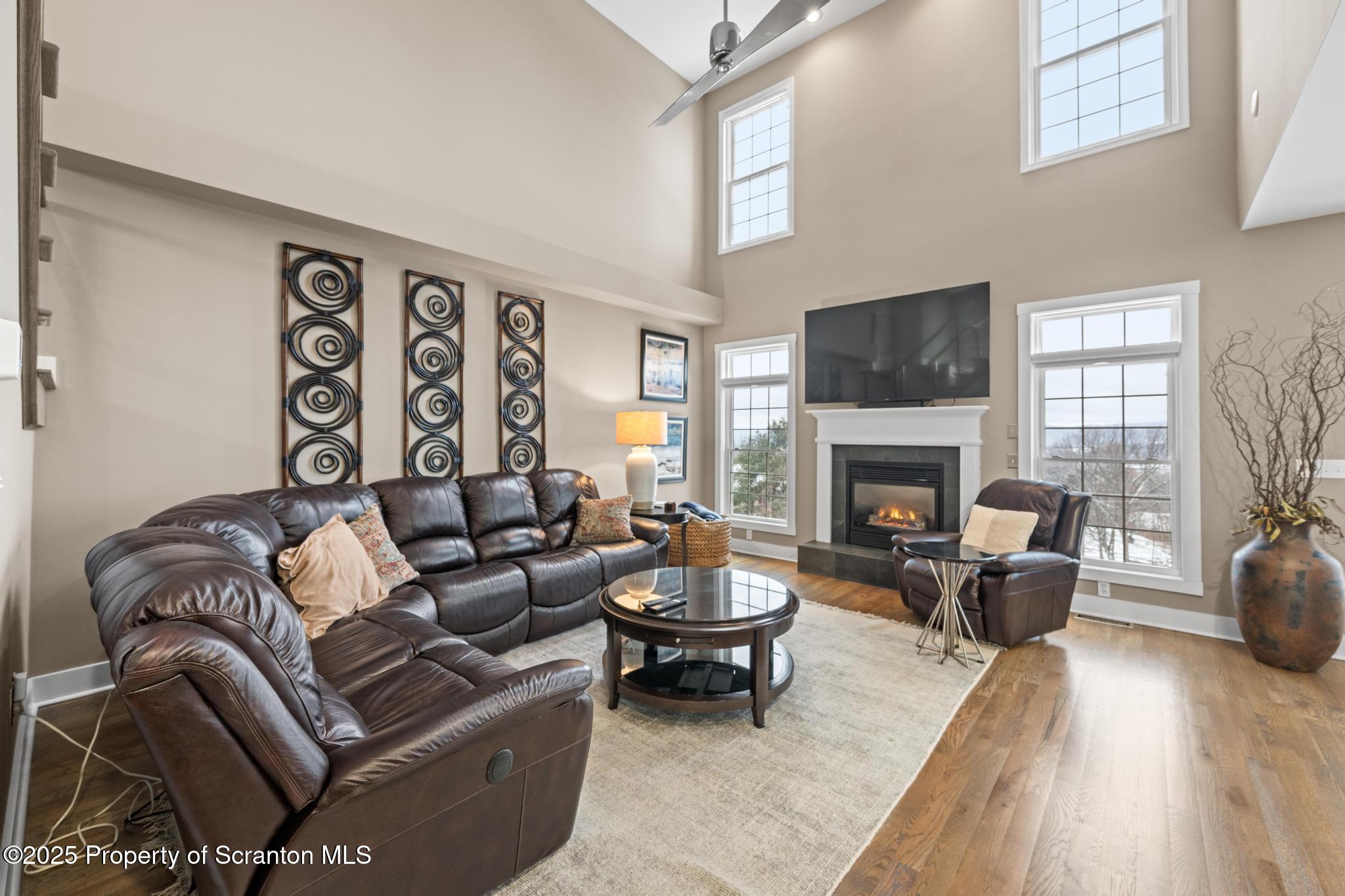 302 Thackeray Cl Moosic, PA 18507 - Photo 3 of 44 DSC_1689