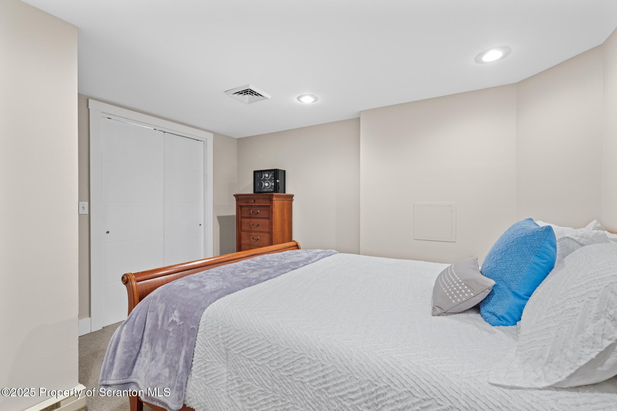 302 Thackeray Cl Moosic, PA 18507 - Photo 36 of 44 DSC_1914