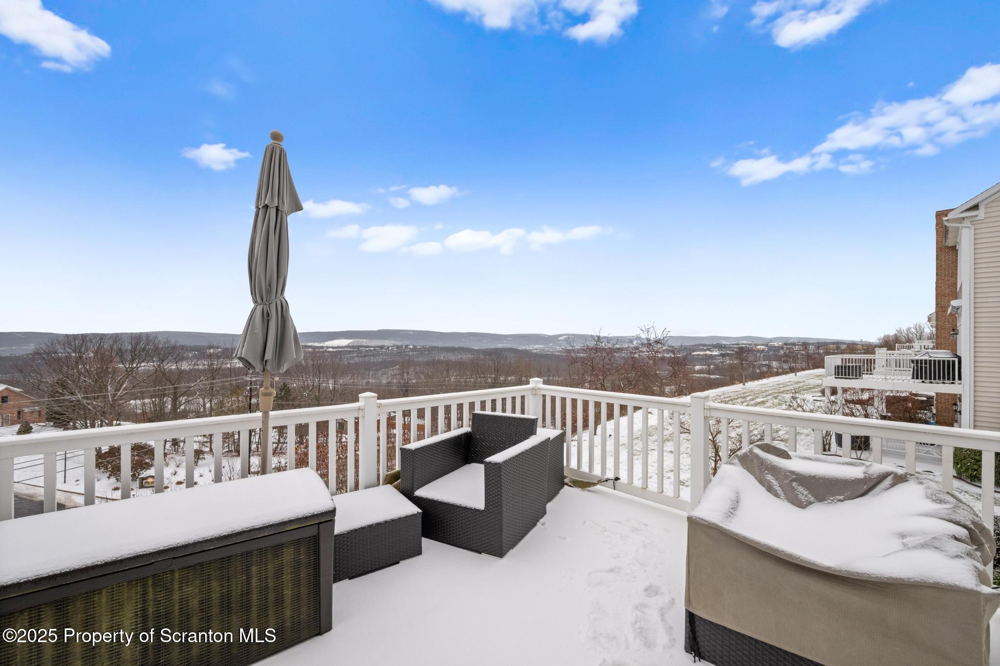 302 Thackeray Cl Moosic, PA 18507 - Photo 39 of 44 DSC_1934