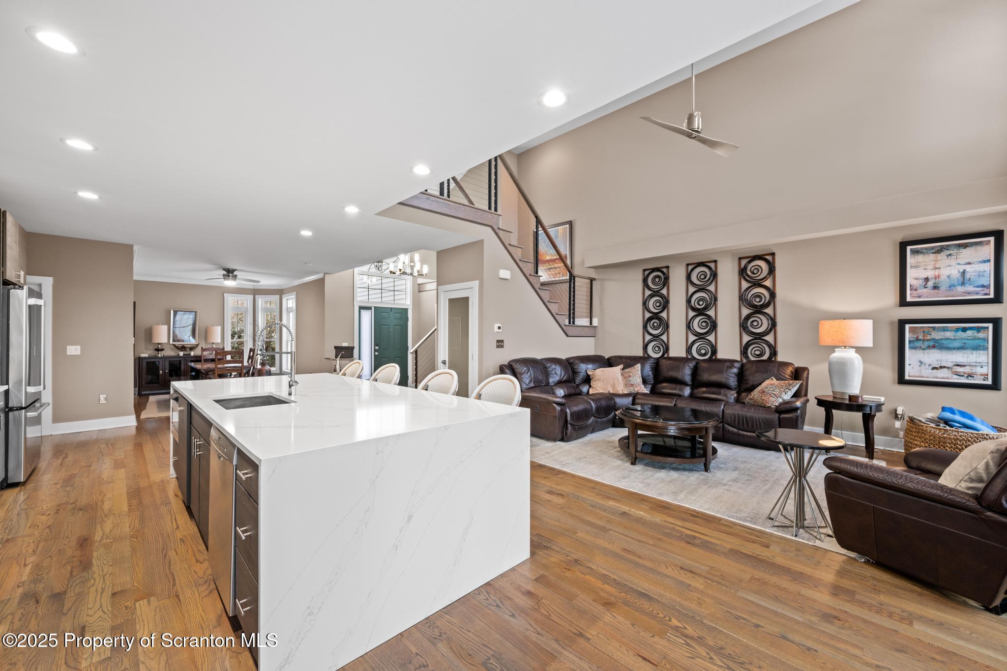 302 Thackeray Cl Moosic, PA 18507 - Photo 6 of 44 DSC_1704