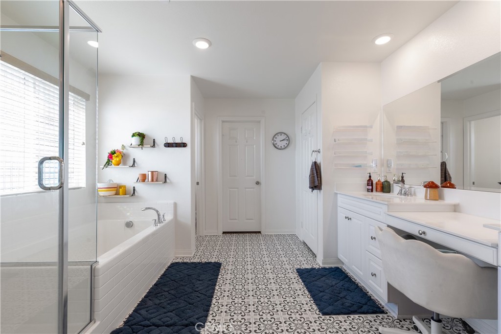 7635 Sweet Rnch Circle Riverside, CA 92507 - Photo 21 of 27 FLOOR 2 - PRIMARY EN SUITE BATH AND WALK IN CLOSET