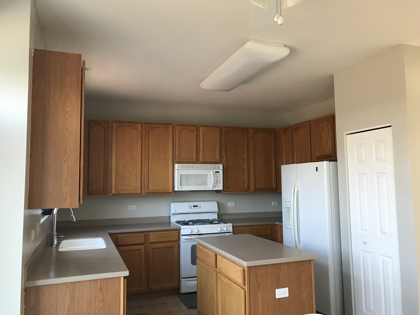 332 Stonegate Road Bolingbrook, IL 60440 - Photo 3 of 21