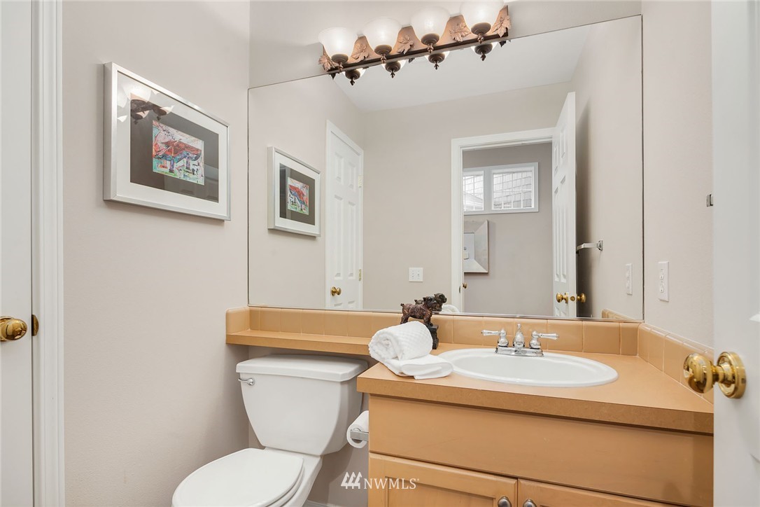 580 Elma Place Northeast Renton, WA 98059 - Photo 4 of 17 Gallery Image 4