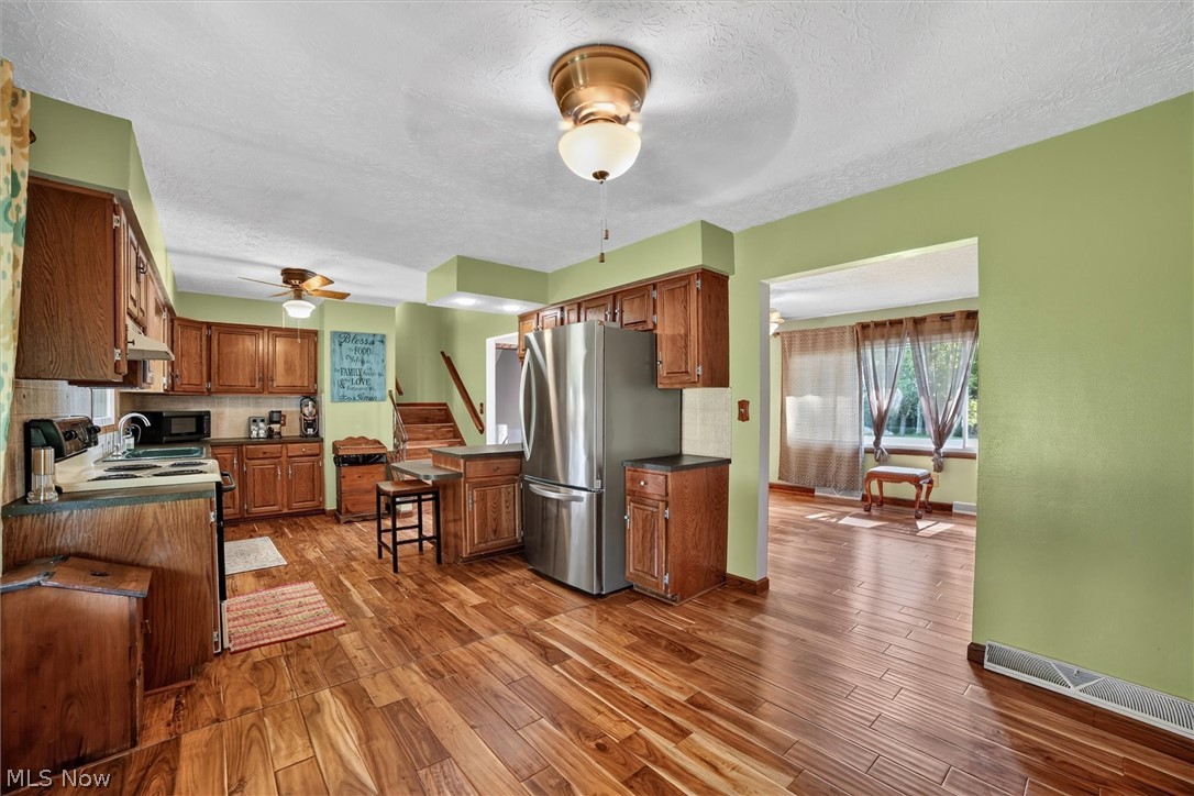 5862 Canterbury Road New Franklin, OH 44319 - Photo 9 of 45 Viewing from dining area to kitchen