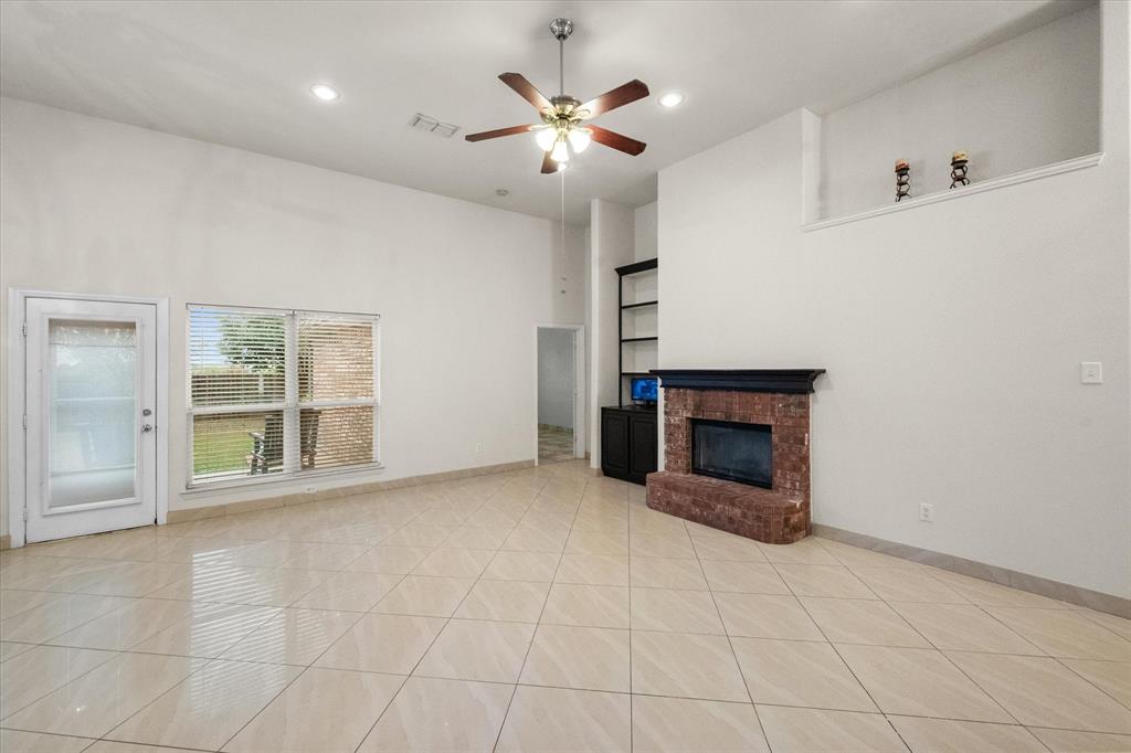 4412 Ridgeway Drive Mansfield, TX 76063 - Photo 11 of 32 Large Open Living room