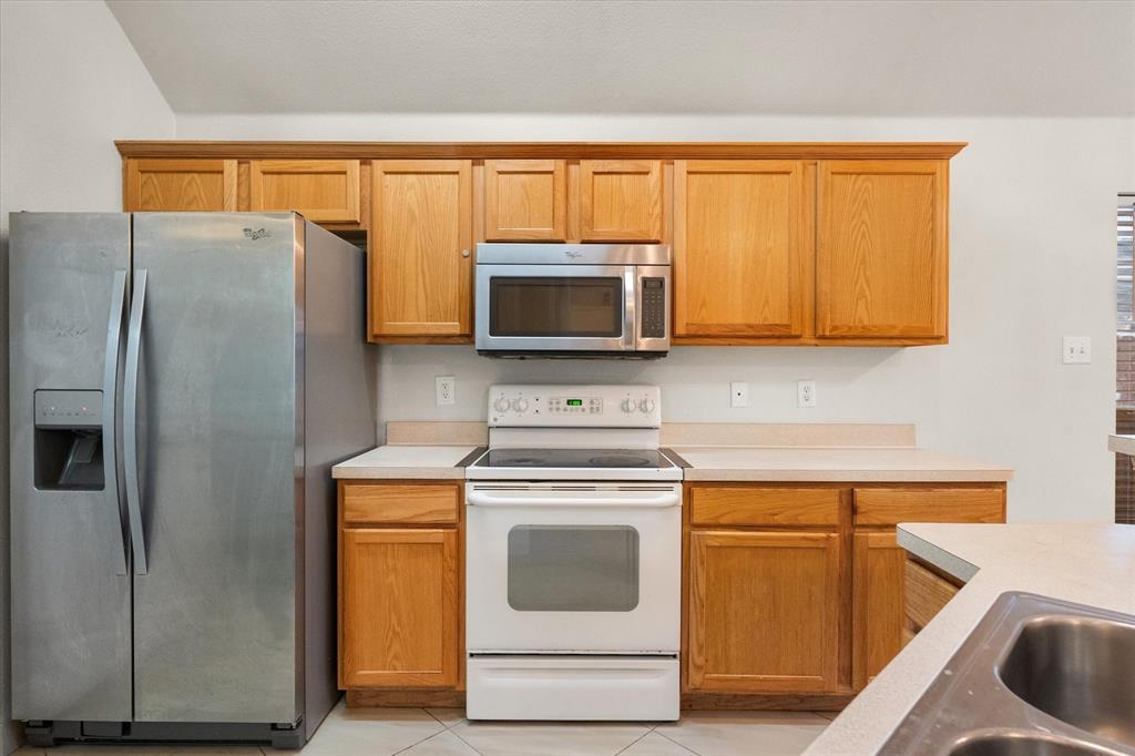 4412 Ridgeway Drive Mansfield, TX 76063 - Photo 19 of 32 Refrigerator Included