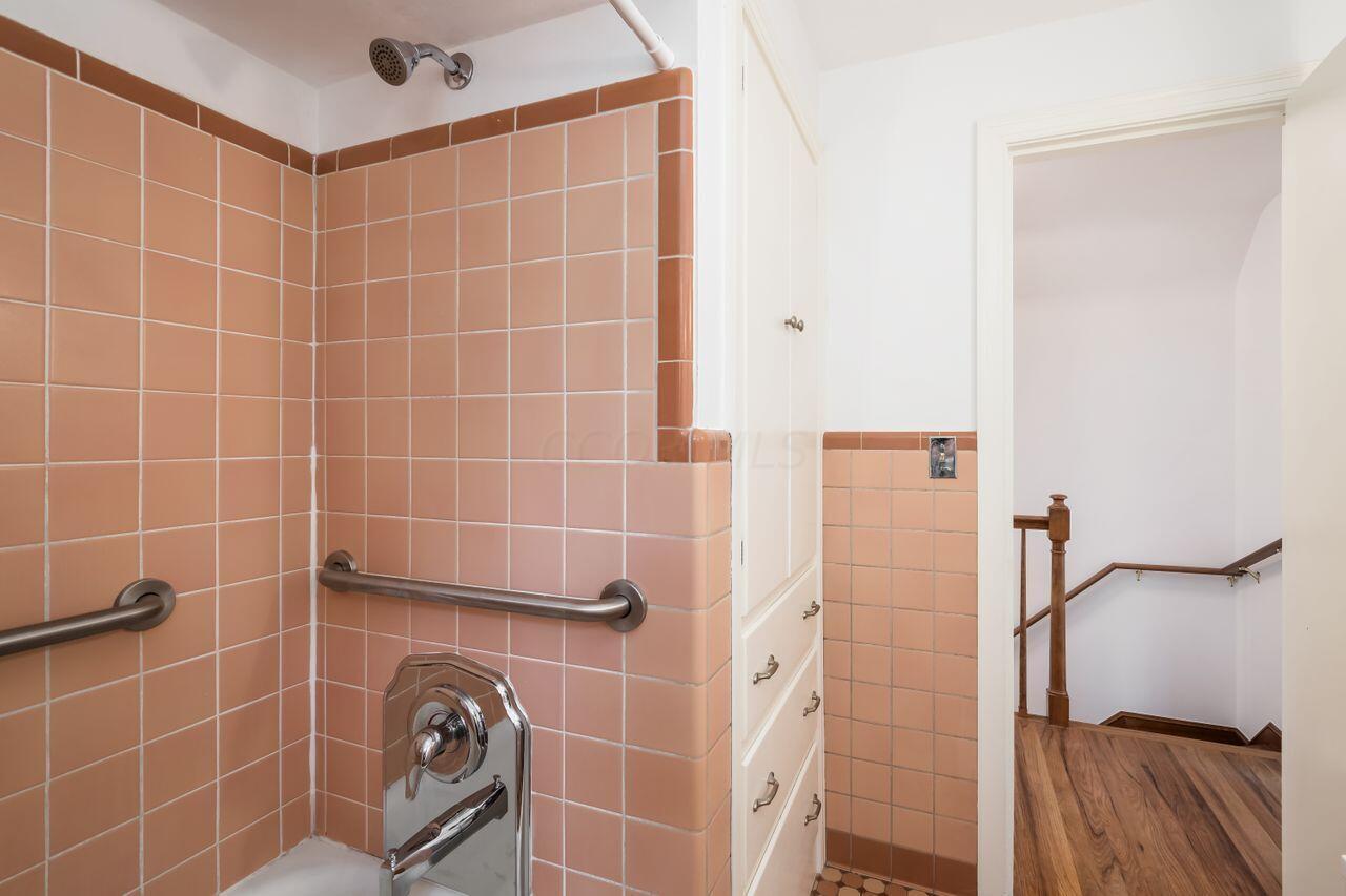 4520 Zeller Road Columbus, OH 43214 - Photo 23 of 31 Full Bathroom #2