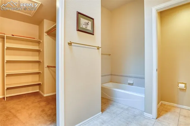 a en suite bathroom with a double vanity sink and a mirror