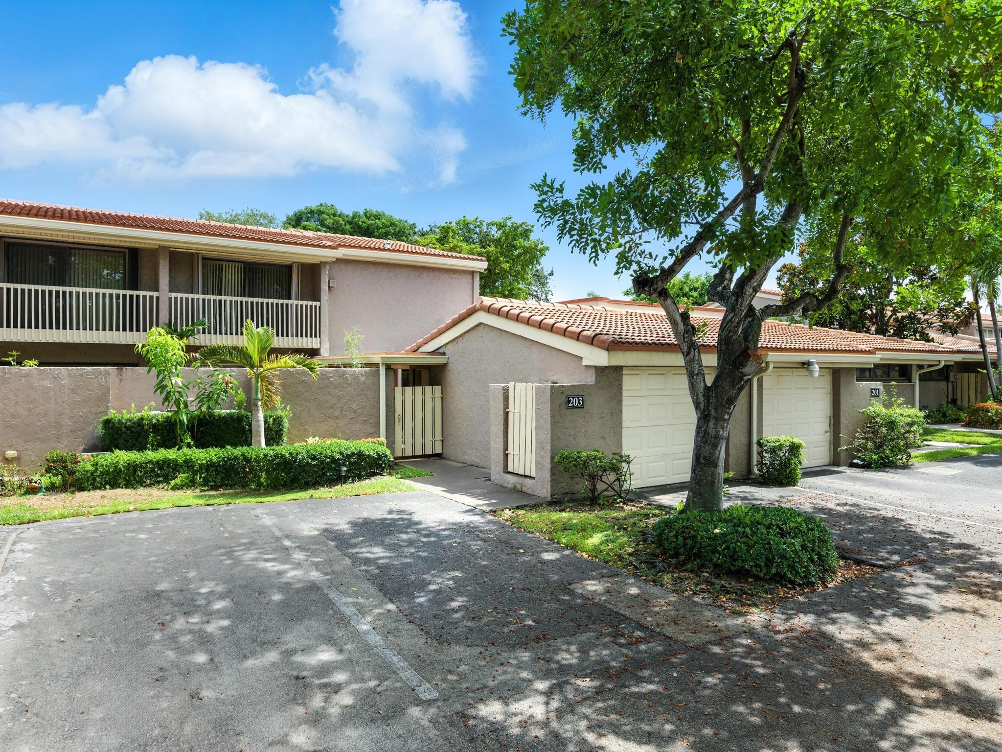 203 Bonnie Brae Way, Unit 34 Hollywood, FL 33021 - Photo 1 of 41 front view of a house with a yard