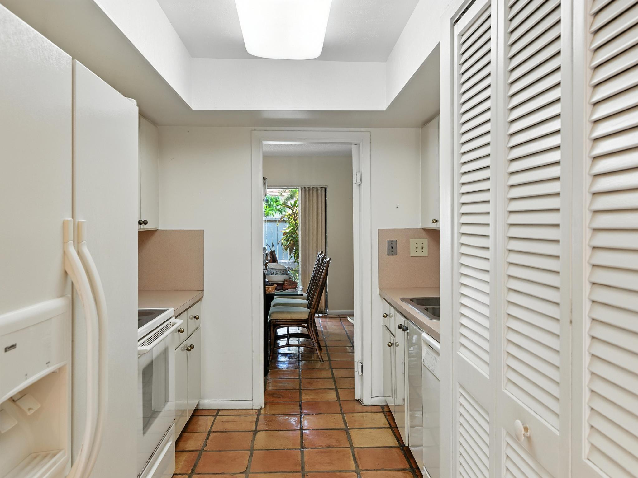 203 Bonnie Brae Way, Unit 34 Hollywood, FL 33021 - Photo 19 of 41 a kitchen with granite countertop a refrigerator and a stove